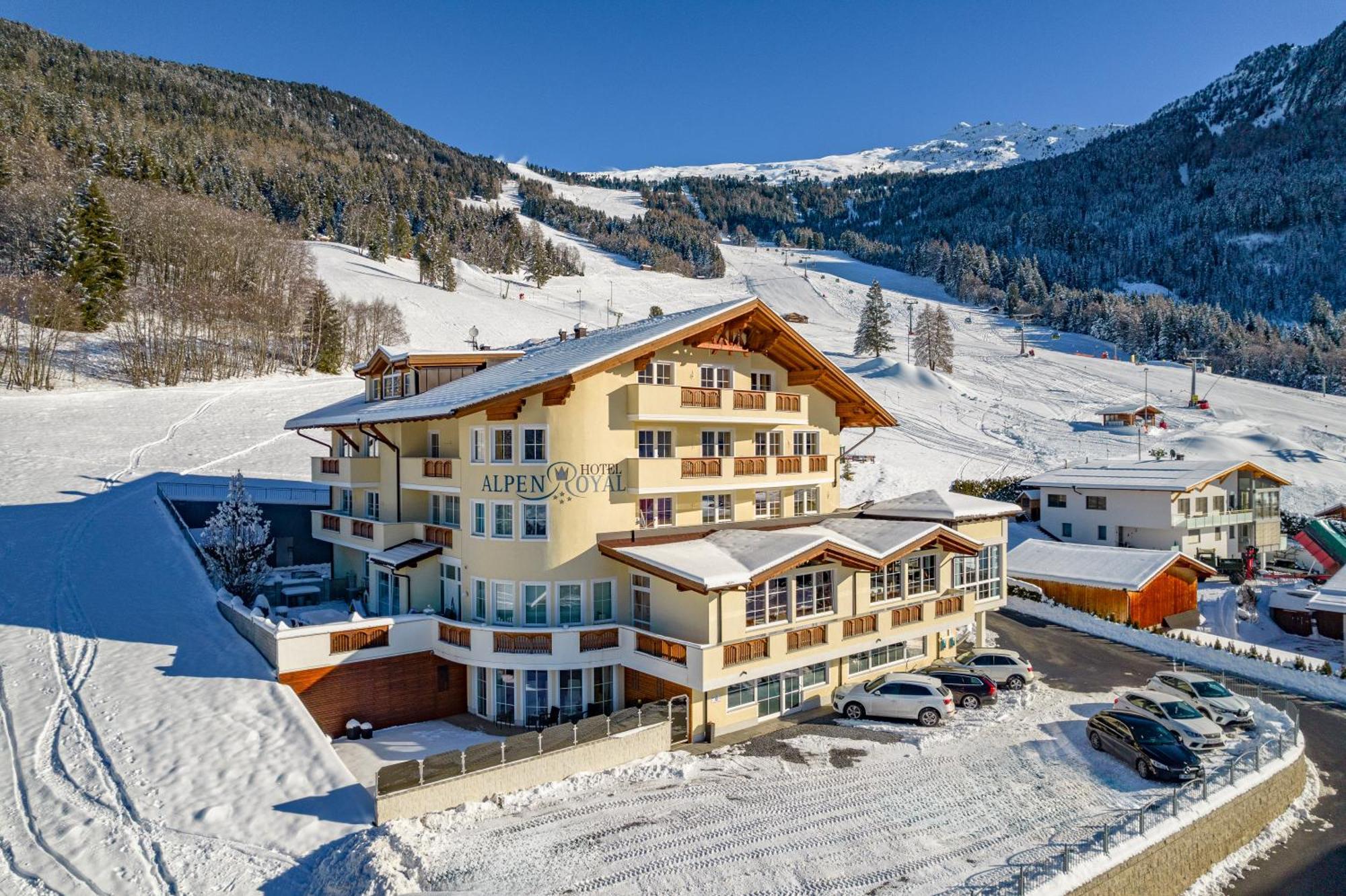 Hotel Alpen-Royal イェルツェンス エクステリア 写真